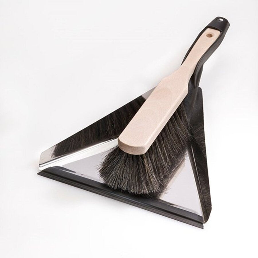 Kost og brett med trehåndtak